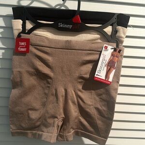 NWT Skinny Girl Shaping & Smoothers (3) Piece Seamless Shorts.